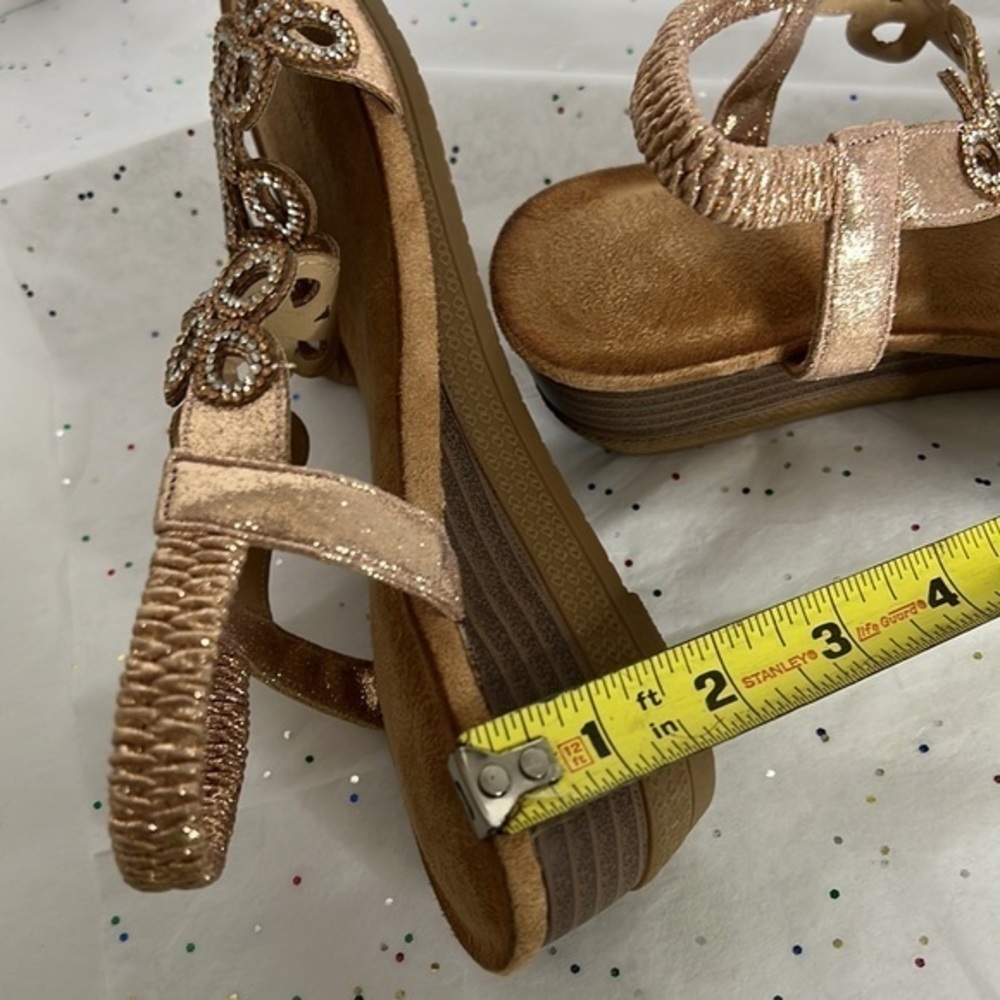 Woman’s Sandals - Picture 13 of 16